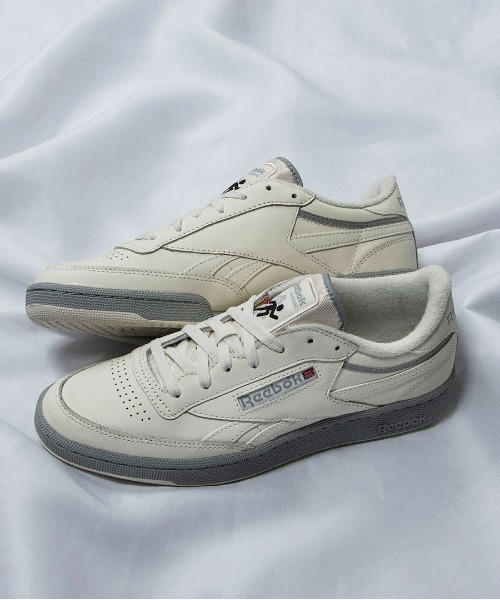 Reebok（リーボック）の「クラブシー リベンジ ヴィンテージ / CLUB C REVENGE VINTAGE（スニーカー・メンズ・ホワイト×ブラック/オフホワイト・23.0cm/22.5cm/23.5cm/30.0cm/29.0cm/28.5cm/28.0cm/27.5cm/27.0cm/26.5cm/26.0cm/25.5cm/25.0cm/24.0cm/24.5cm）」の3枚目の写真