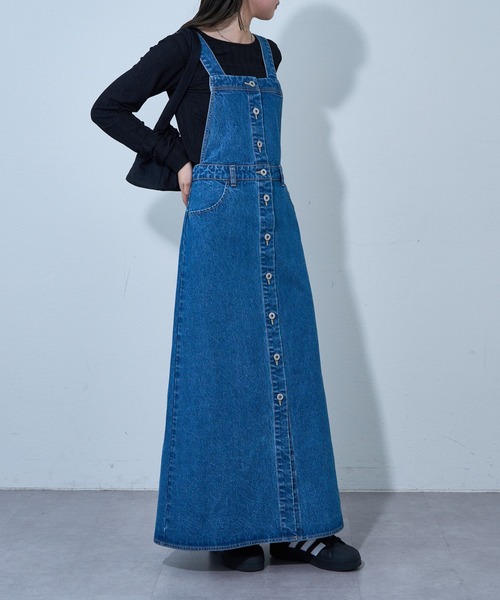 COLONY 2139（コロニートゥーワンスリーナイン）の「ボタンダウンデニムサロペットスカート（サロペット/オーバーオール・レディース・ブルー・FREE）」の2枚目の写真