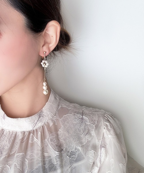 tone(トーン)の「【RosraiE】フラワーパールロングチェーン ピアス(MA)(ピアス(両耳用)・レディース・ゴールド・FREE)」の6枚目の写真