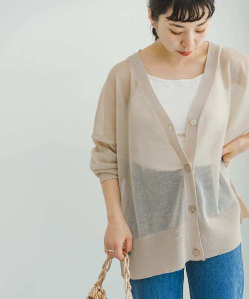 ITEMS URBANRESEARCH（アイテムズ アーバンリサーチ）の「シアーVネックニットカーディガン（カーディガン/ボレロ・レディース・ブラウン/ブルー/ブラック/グレー系その他・FREE）」の3枚目の写真