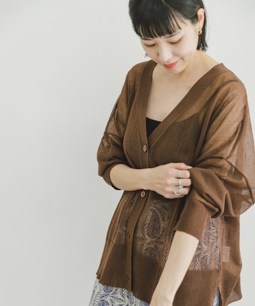 ITEMS URBANRESEARCH（アイテムズ アーバンリサーチ）の「シアーVネックニットカーディガン（カーディガン/ボレロ・レディース・ブラウン/ブルー/ブラック/グレー系その他・FREE）」の4枚目の写真