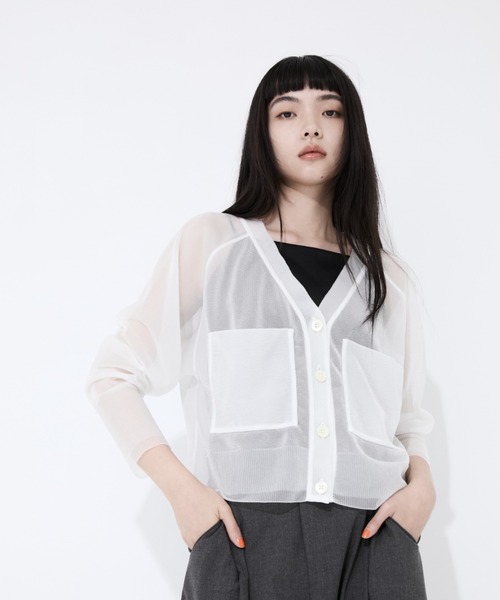 STUDIOUS（ステュディオス）の「【STUDIOUS/ステュディオス】Vネックシアーニットカーディガン（カーディガン/ボレロ・レディース・ブラック/ホワイト・FREE）」の2枚目の写真