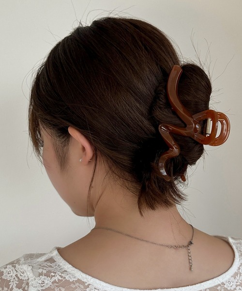 apres jour mignon(アプレジュールミニョン)の「【apresjour mignon×ARIAZ】変形ラインヘアクリップ(バレッタ/ヘアクリップ・レディース・ブラック/ライトブラウン/アイボリー・ONESIZE)」の3枚目の写真