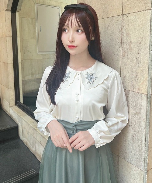 F i.n.t（フィント）の「パステルローズ刺繍ビッグカラーブラウス/fint（シャツ/ブラウス・レディース・ピンクベージュ/ブルーグレー/オフホワイト・FREE）」の3枚目の写真