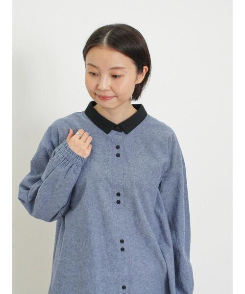 Samansa Mos2(サマンサ モスモス)の「ちび襟並びボタンシャツ(シャツ/ブラウス・レディース・チャコールグレー/オフホワイト/ブルー/キャメル・F)」の3枚目の写真