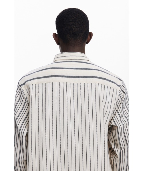 Desigual（デシグアル）の「アシンメトリーストライプ長袖シャツ（シャツ/ブラウス・メンズ・ホワイト・S/M/L/XL）」の4枚目の写真