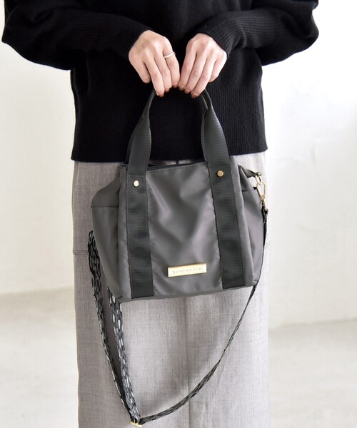 quaranciel(カランシエル)の「quaranciel: 2way 8ポケット ライン ショルダー バッグ(ショルダーバッグ・レディース・ベージュ/ブラック/チャコールグレー・ONE SIZE)」の6枚目の写真