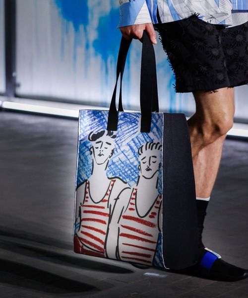 MSGM（エムエスジーエム）の「MSGM×LUKE EDWARD HALL コラボレーショングラフィックバッグ（トートバッグ・レディース・ブラック・ONE SIZE）」の8枚目の写真