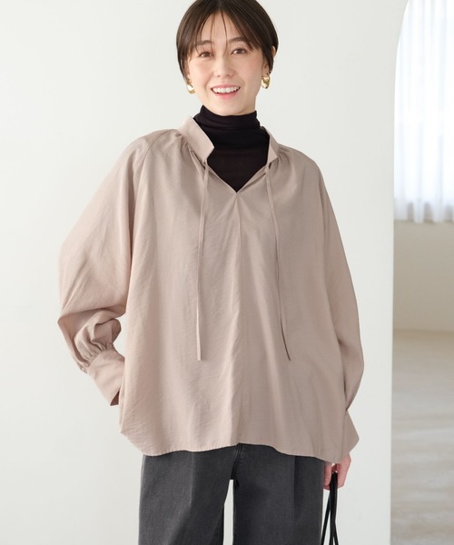 Elura（エルーラ）の「アイロンいらずセミシアブラウス/316579（シャツ/ブラウス・レディース・ベージュ/オフホワイト/ライトブルー・SMALL/LARGE/MEDIUM）」の2枚目の写真