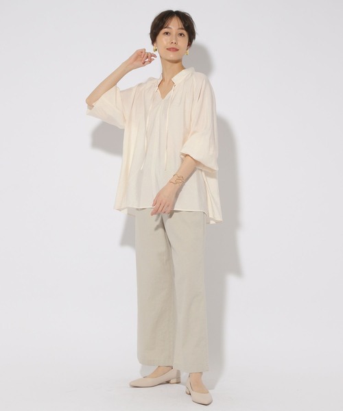 Elura（エルーラ）の「アイロンいらずセミシアブラウス/316579（シャツ/ブラウス・レディース・ベージュ/オフホワイト/ライトブルー・SMALL/LARGE/MEDIUM）」の4枚目の写真