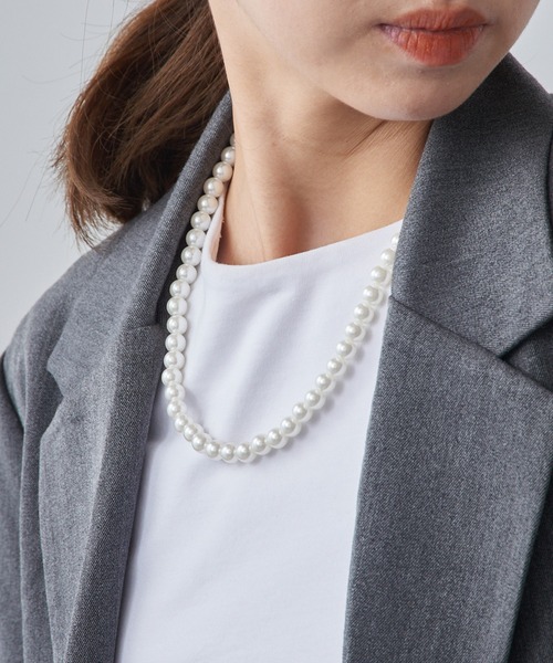 MAISON BREEZE（メゾンブリーズ）の「【MAISON BREEZE】8mmパールショートネックレス OSWY（ネックレス・レディース・ホワイト・FREE）」の3枚目の写真