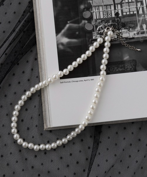 MAISON BREEZE（メゾンブリーズ）の「【MAISON BREEZE】8mmパールショートネックレス OSWY（ネックレス・レディース・ホワイト・FREE）」の2枚目の写真