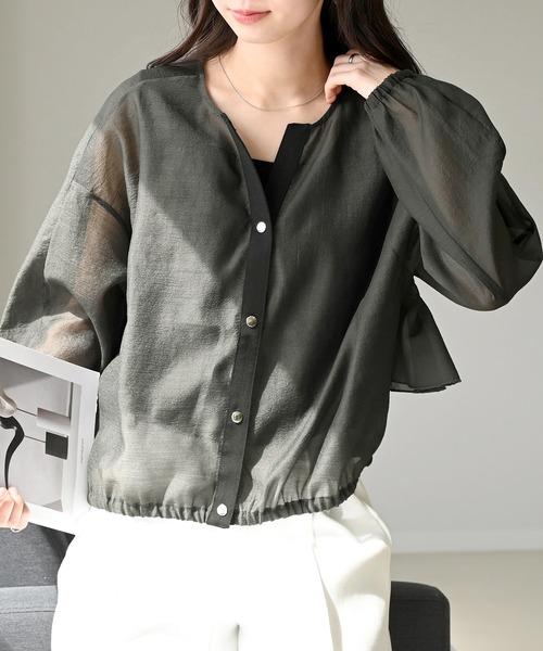 ちゅら様バックフリルシアーシャツブラック旧型、よういちTシャツライトグレー 立体フリルで後ろ姿が美しい】ドットボタンバックフリルシアーブラウス