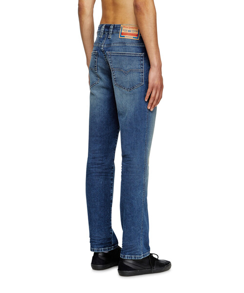 DIESEL(ディーゼル)の「メンズ スリムフィットデニムパンツ SLIM 1993 D-VYL L.30(デニムパンツ・メンズ・インディゴブルー・28inch/34inch/26inch/32inch/30inch/36inch)」の2枚目の写真