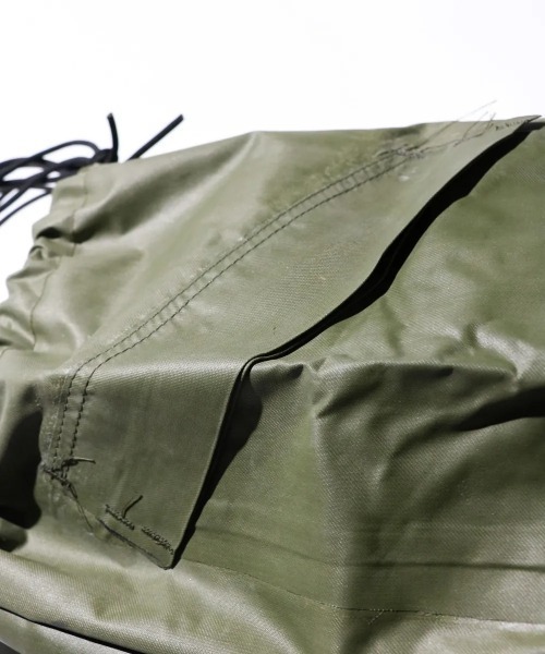 MILITARY（ミリタリー）の「THRIFTY LOOK　スリフティルック / RUBBER EFFECT BAG M（ハンドバッグ・メンズ・ブラック/オリーブ・FREE）」の10枚目の写真