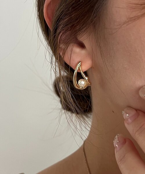 GOLDY(ゴールディ)の「〈GOLDY/ゴールディ〉ドロップパールピアス(ピアス(両耳用)・レディース・ゴールド/シルバー・FREE)」の1枚目の写真