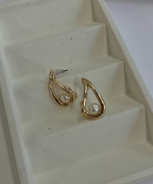 GOLDY(ゴールディ)の「〈GOLDY/ゴールディ〉ドロップパールピアス(ピアス(両耳用)・レディース・ゴールド/シルバー・FREE)」の6枚目の写真