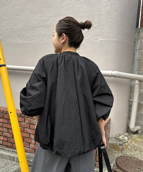 JOURNAL STANDARD(ジャーナルスタンダード)の「《追加》ワッシャーナイロンギャザーブルゾン(その他アウター・レディース・ブラック/ベージュ・FREE)」の4枚目の写真