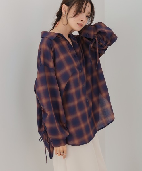Bab（バブ）の「チェックバックギャザーシャツ（シャツ/ブラウス・レディース・ベージュ/ネイビー/ブラック・M）」の3枚目の写真