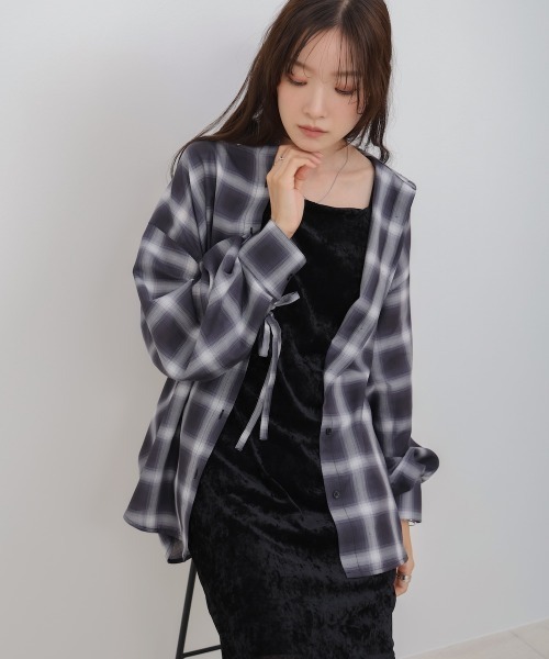 Bab（バブ）の「チェックバックギャザーシャツ（シャツ/ブラウス・レディース・ベージュ/ネイビー/ブラック・M）」の2枚目の写真