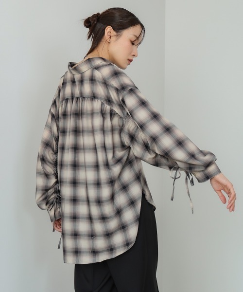 Bab（バブ）の「チェックバックギャザーシャツ（シャツ/ブラウス・レディース・ベージュ/ネイビー/ブラック・M）」の21枚目の写真