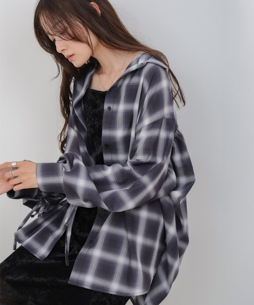 Bab（バブ）の「チェックバックギャザーシャツ（シャツ/ブラウス・レディース・ベージュ/ネイビー/ブラック・M）」の4枚目の写真