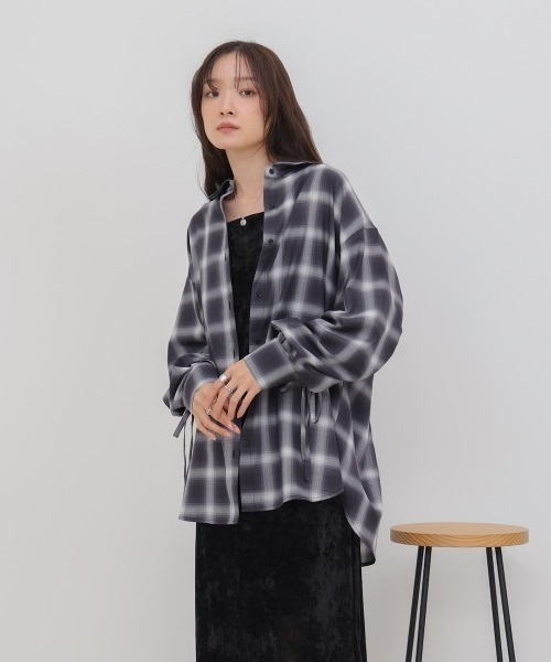Bab（バブ）の「チェックバックギャザーシャツ（シャツ/ブラウス・レディース・ベージュ/ネイビー/ブラック・M）」の6枚目の写真