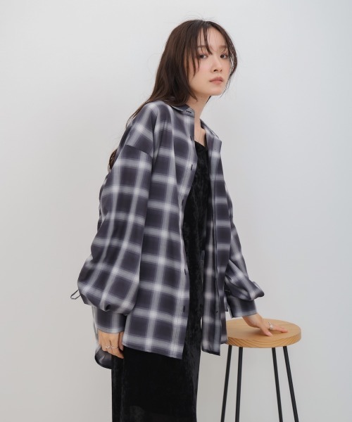 Bab（バブ）の「チェックバックギャザーシャツ（シャツ/ブラウス・レディース・ベージュ/ネイビー/ブラック・M）」の9枚目の写真
