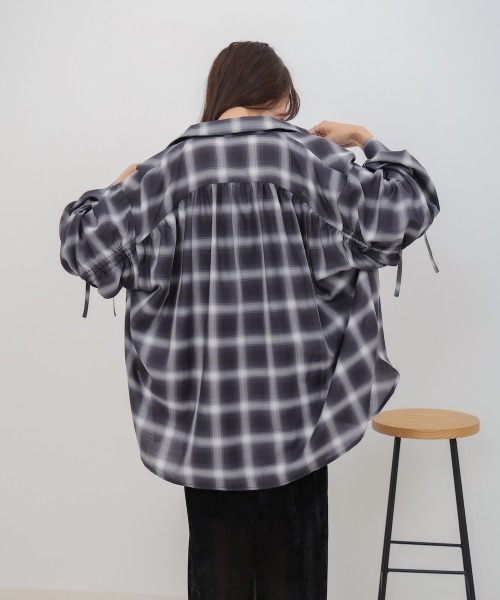 Bab（バブ）の「チェックバックギャザーシャツ（シャツ/ブラウス・レディース・ベージュ/ネイビー/ブラック・M）」の10枚目の写真