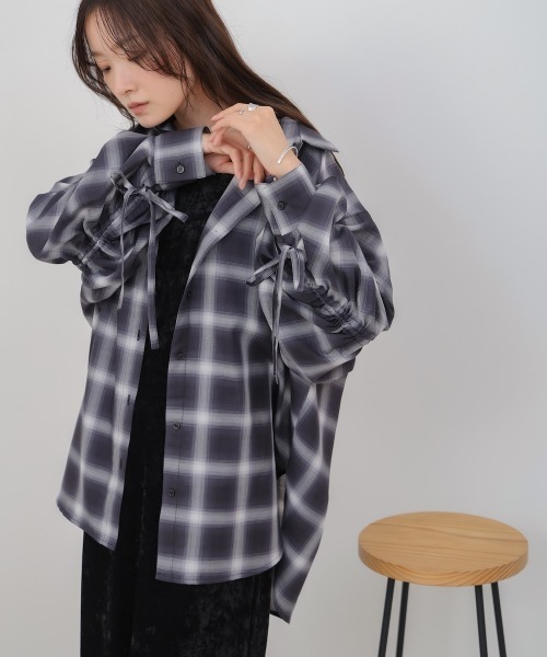 Bab（バブ）の「チェックバックギャザーシャツ（シャツ/ブラウス・レディース・ベージュ/ネイビー/ブラック・M）」の11枚目の写真