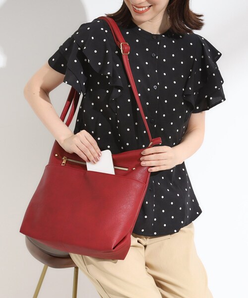 SHOO・LA・RUE(シューラルー)の「【デイリー使いに】フロント2ポケット ショルダーバッグ(ショルダーバッグ・レディース・ブラック/キャメル/ベージュ/グレー/ブルーグリーン/レッド系1・00)」の2枚目の写真