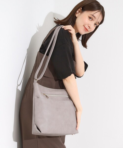 SHOO・LA・RUE(シューラルー)の「【デイリー使いに】フロント2ポケット ショルダーバッグ(ショルダーバッグ・レディース・ブラック/キャメル/ベージュ/グレー/ブルーグリーン/レッド系1・00)」の3枚目の写真