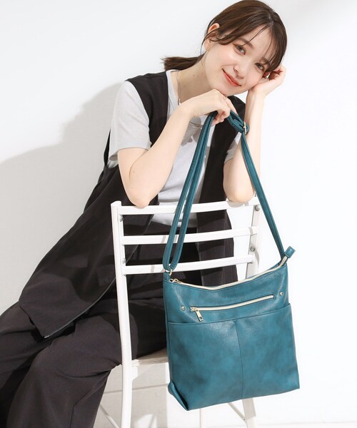 SHOO・LA・RUE(シューラルー)の「【デイリー使いに】フロント2ポケット ショルダーバッグ(ショルダーバッグ・レディース・ブラック/キャメル/ベージュ/グレー/ブルーグリーン/レッド系1・00)」の5枚目の写真