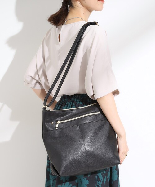 SHOO・LA・RUE(シューラルー)の「【デイリー使いに】フロント2ポケット ショルダーバッグ(ショルダーバッグ・レディース・ブラック/キャメル/ベージュ/グレー/ブルーグリーン/レッド系1・00)」の9枚目の写真
