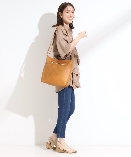SHOO・LA・RUE(シューラルー)の「【デイリー使いに】フロント2ポケット ショルダーバッグ(ショルダーバッグ・レディース・ブラック/キャメル/ベージュ/グレー/ブルーグリーン/レッド系1・00)」の12枚目の写真