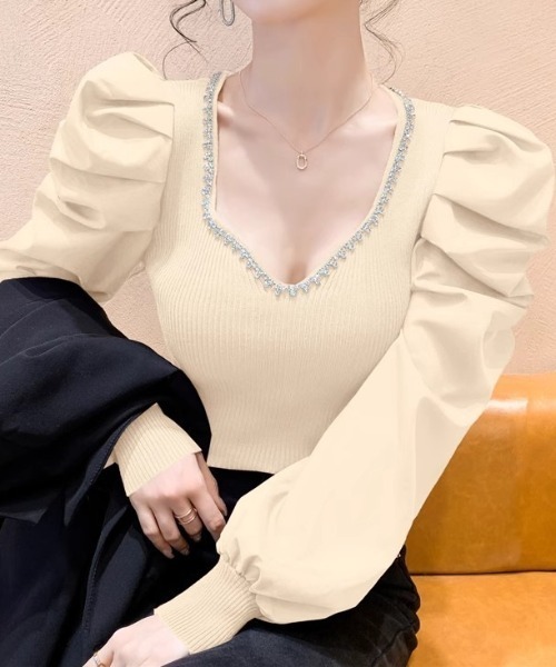 deux amour(ドゥーザムール)の「パワショル異素材切り替えVネックニットプルオーバー(ニット/セーター・レディース・レッド/アイボリー/ブラック/グリーン・FREE)」の2枚目の写真