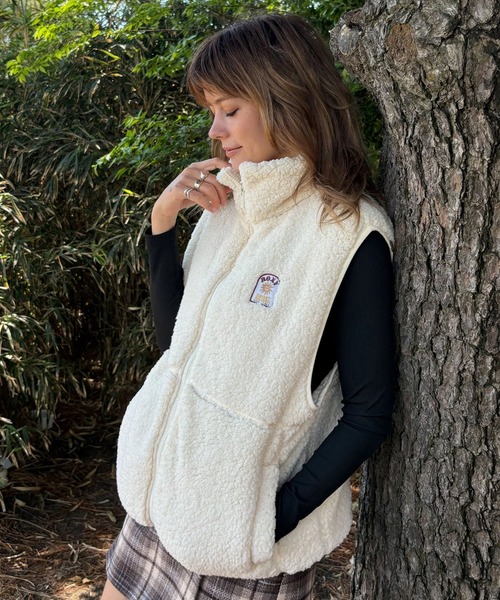 ROXY(ロキシー)の「BELLIS BOA VEST/ロキシー撥水加工モコモコボアベスト(その他アウター・レディース・ブラウン/コーラル/ブラック/ナチュラル/グリーン・MEDIUM/SMALL/LARGE)」の3枚目の写真