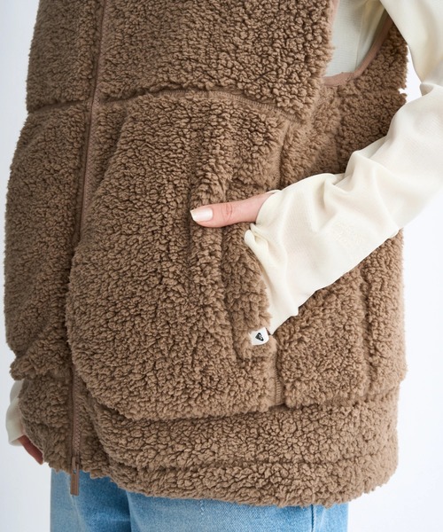 ROXY(ロキシー)の「BELLIS BOA VEST/ロキシー撥水加工モコモコボアベスト(その他アウター・レディース・ブラウン/コーラル/ブラック/ナチュラル/グリーン・MEDIUM/SMALL/LARGE)」の16枚目の写真