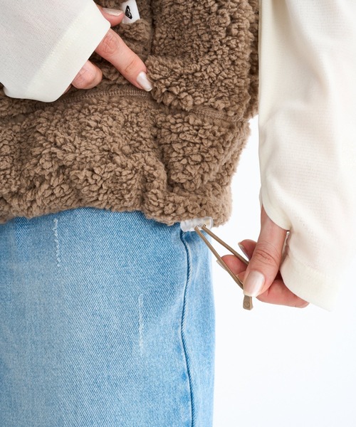 ROXY(ロキシー)の「BELLIS BOA VEST/ロキシー撥水加工モコモコボアベスト(その他アウター・レディース・ブラウン/コーラル/ブラック/ナチュラル/グリーン・MEDIUM/SMALL/LARGE)」の17枚目の写真