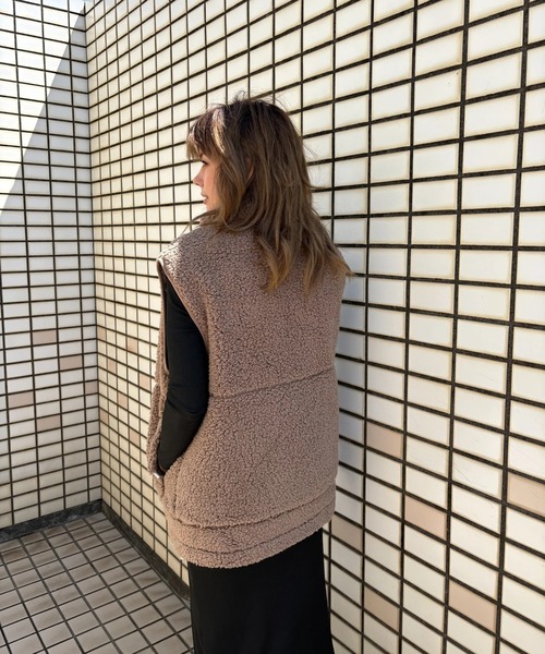 ROXY(ロキシー)の「BELLIS BOA VEST/ロキシー撥水加工モコモコボアベスト(その他アウター・レディース・ブラウン/コーラル/ブラック/ナチュラル/グリーン・MEDIUM/SMALL/LARGE)」の21枚目の写真