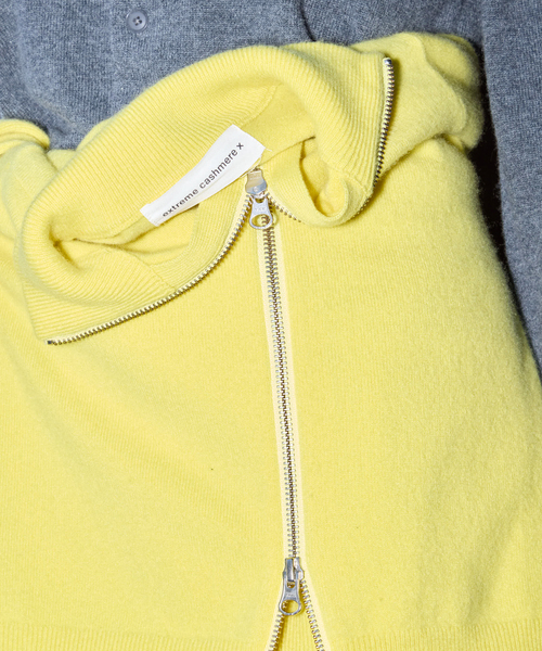 extreme cashmere(エクストリーム カシミヤ)の「EXTREME CASHMERE X LEMON:カーディガン(ニット/セーター・レディース・チャコールグレー/イエロー・FREE)」の1枚目の写真