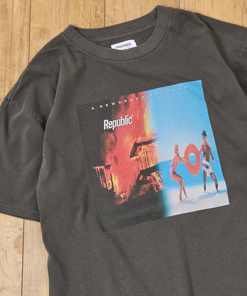 Insonnia PROJECTS（インソニアプロジェクト）の「Insonnia Projects インソニアプロジェクツ / NEW ORDER REPUBLIC TEE ニューオーダー リパブリックグラフィックプリントTシャツ バンドTシャツ / IP-NWO-013（Tシャツ/カットソー・メンズ・ホワイト/ブラック・3/2/1/0）」の2枚目の写真
