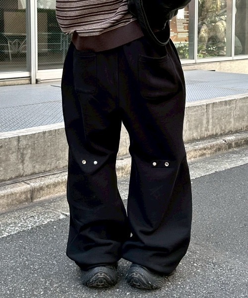 Chikashitsu +(チカシツプラス)の「【Chikashitsu +】back button straight sweat pants / 【チカシツプラス】バックボタンストレートスウェットパンツ(スウェットパンツ・メンズ・ブラック/グレー・ONE SIZE)」の9枚目の写真