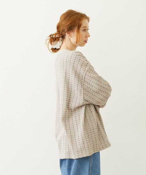 MILKFED.（ミルクフェド）の「STRIPED FLOWER WAFFLE L/S TOP（Tシャツ/カットソー・レディース・アッシュ/オフホワイト・ONE SIZE）」の4枚目の写真