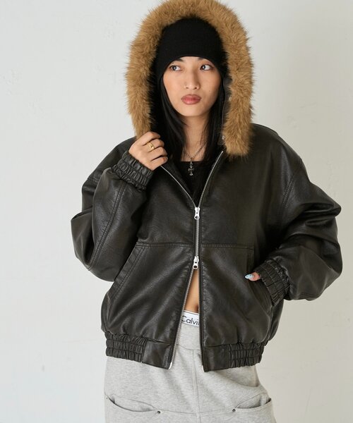 WHO'S WHO gallery（フーズフーギャラリー）の「【2way/ファー取り外し可能】ヴィンテージライクレザーファーフードブルゾン（ブルゾン・レディース・ブラック/ブラウン・SMALL/MEDIUM）」の10枚目の写真