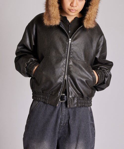 WHO'S WHO gallery（フーズフーギャラリー）の「【2way/ファー取り外し可能】ヴィンテージライクレザーファーフードブルゾン（ブルゾン・レディース・ブラック/ブラウン・SMALL/MEDIUM）」の14枚目の写真