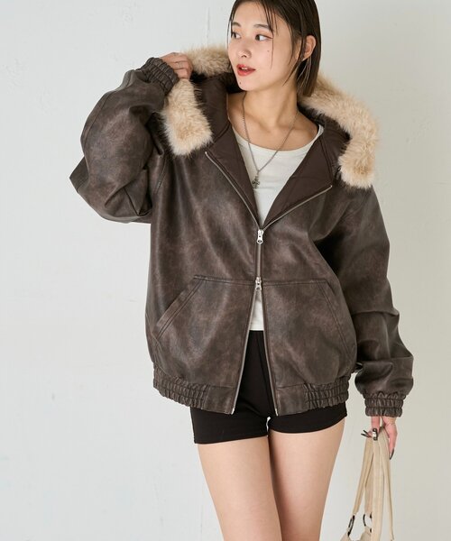 WHO'S WHO gallery（フーズフーギャラリー）の「【2way/ファー取り外し可能】ヴィンテージライクレザーファーフードブルゾン（ブルゾン・レディース・ブラック/ブラウン・SMALL/MEDIUM）」の18枚目の写真