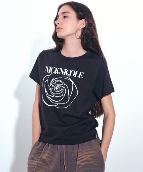 NICK&NICOLE(ニックアンドニコール)の「ROSE NICOLE LABEL SLIM TOP_BLACK WHITE(Tシャツ/カットソー・レディース・その他・FREE)」の1枚目の写真