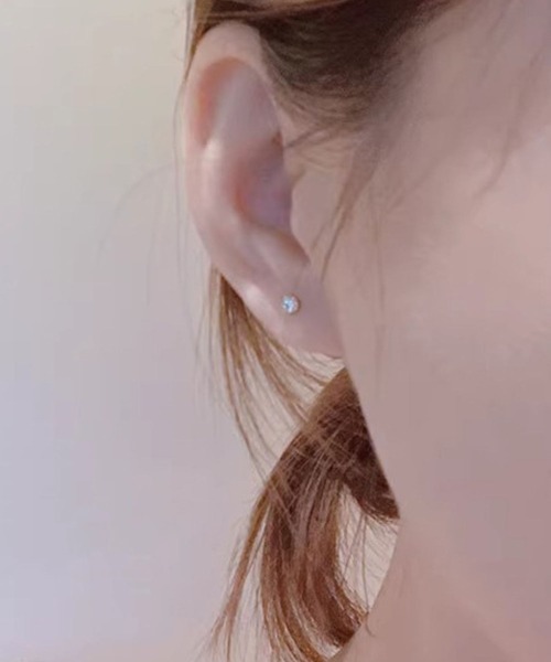 yu-ka(ユーカ)の「YU-KA:ジルコニアスタッドピアス zirconia stud pierce(ピアス(両耳用)・レディース・ゴールド/ブラック・FREE)」の3枚目の写真