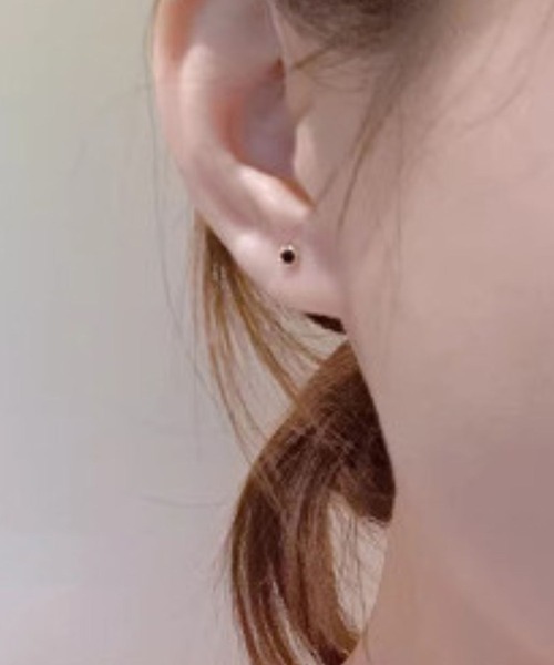yu-ka(ユーカ)の「YU-KA:ジルコニアスタッドピアス zirconia stud pierce(ピアス(両耳用)・レディース・ゴールド/ブラック・FREE)」の4枚目の写真
